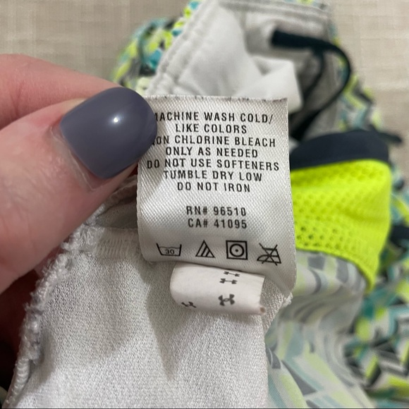 Under Armour Semi-Fitted Geometric Shorts Size S - Picture 5 of 7